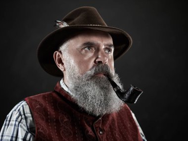 dramatik portre gri şapka yasaktır tütün boru komuta sizde sakallı. Avusturya, Tirol, Bavyera ihtiyar retro tarzı Ulusal geleneksel kostüm görünümünü.