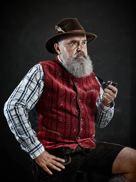 Dramatický portrét starší kouření tabáku potrubí — Stock fotografie