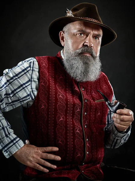 Retrato dramático de fumar cachimbo de tabaco sênior — Fotografia de Stock