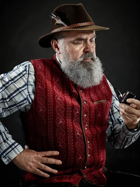 Retrato dramático de fumar cachimbo de tabaco sênior — Fotografia de Stock