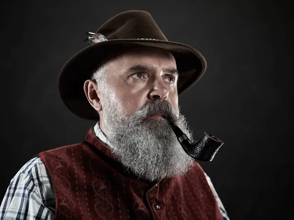 Dramático Retrato Hombre Mayor Barbudo Gris Sombrero Fumar Pipa Tabaco — Foto de Stock