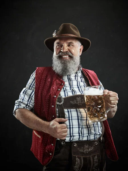 Alemania, Baviera, Alta Baviera, hombre con cerveza vestido con traje tradicional austriaco o bávaro — Foto de Stock