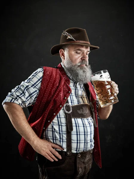 Germany, Bavaria, Upper Bavaria, man with beer dressed in in traditional Austrian or Bavarian costume — Stock Photo, Image