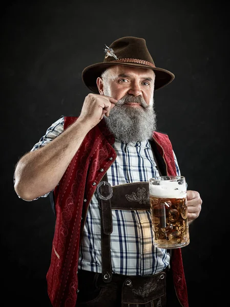 Alemania, Baviera, Alta Baviera, hombre con cerveza vestido con traje tradicional austriaco o bávaro — Foto de Stock