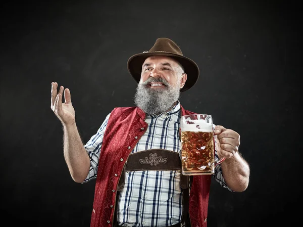 Alemania, Baviera, Alta Baviera, hombre con cerveza vestido con traje tradicional austriaco o bávaro —  Fotos de Stock