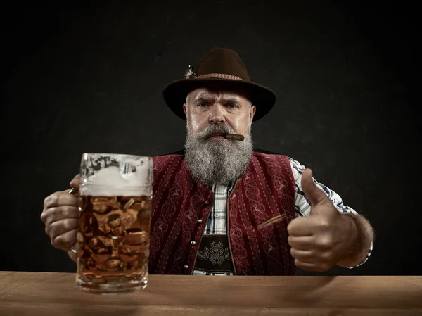 Alemania, Baviera, Alta Baviera, hombre con cerveza vestido con traje tradicional austriaco o bávaro —  Fotos de Stock
