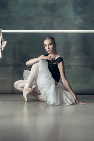 A bailarina clássica posando no ballet barre — Fotografia de Stock