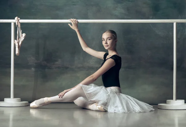 La bailarina clásica posando en la barra de ballet —  Fotos de Stock