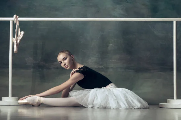 De klassieke ballerina poseren op ballet barre — Stockfoto