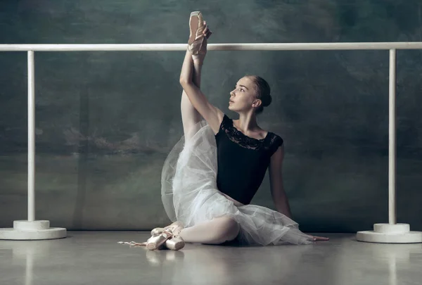 A klasszikus balerina pózol a balett-barre — Stock Fotó