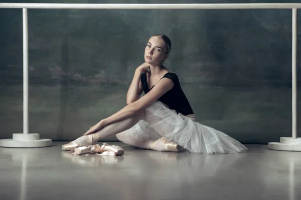Класична балерина позує в балеті — стокове фото