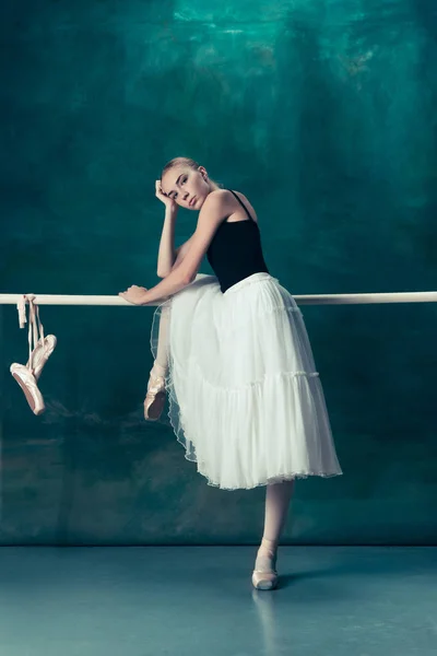 A bailarina clássica posando no ballet barre — Fotografia de Stock