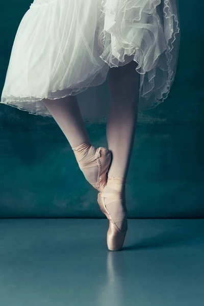 Primer plano bailarinas piernas en pointes en el piso de madera gris —  Fotos de Stock