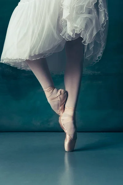 Gros plan ballerines jambes en pointes sur le plancher en bois gris — Photo