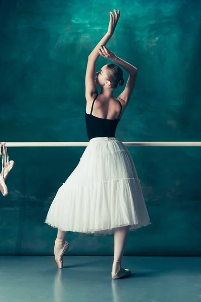 Klasyczne baleriny pozowanie w balet barre — Zdjęcie stockowe