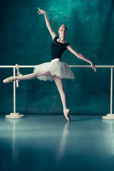 La ballerine classique posant au ballet barre — Photo