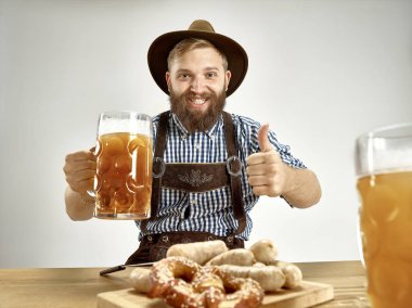 Almanya, Bavyera, Upper Bavaria, adam bira ile geleneksel Avusturya veya Bavyera kostüm giymiş