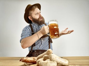 Almanya, Bavyera, Upper Bavaria, adam bira ile geleneksel Avusturya veya Bavyera kostüm giymiş