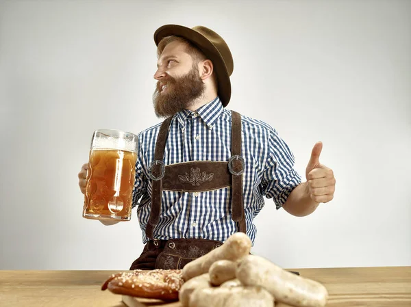 Germany, Bavaria, Upper Bavaria, man with beer dressed in traditional Austrian or Bavarian costume — Stock Photo, Image