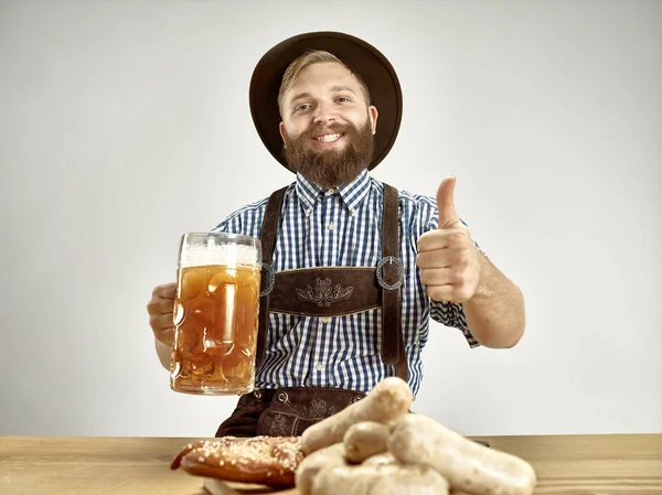 Германия, Бавария, Верхняя Бавария, мужчина с пивом, одетый в традиционный австрийский или баварский костюм — стоковое фото