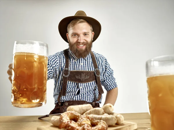 Alemania, Baviera, Alta Baviera, hombre con cerveza vestido con traje tradicional austriaco o bávaro —  Fotos de Stock