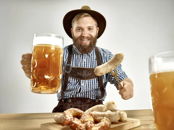 Alemania, Baviera, Alta Baviera, hombre con cerveza vestido con traje tradicional austriaco o bávaro —  Fotos de Stock