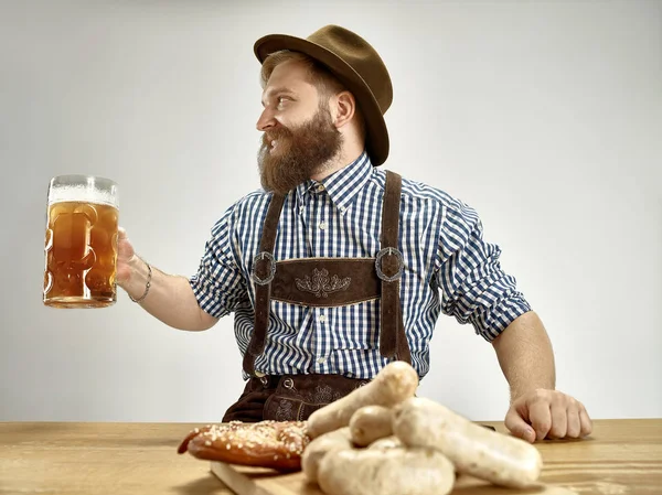 Alemanha, Baviera, Alta Baviera, homem com cerveja vestida com trajes tradicionais austríacos ou bávaros — Fotografia de Stock