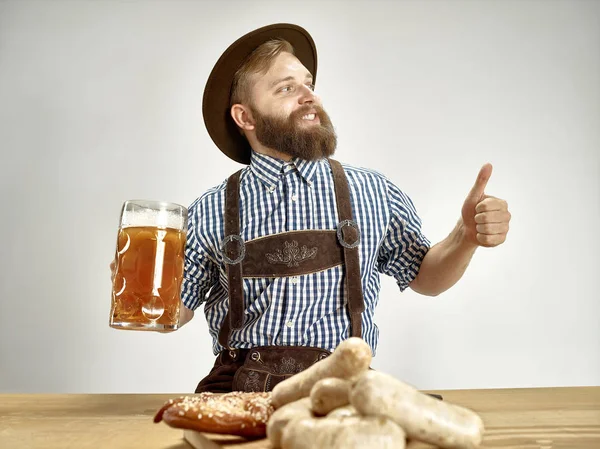 Alemania, Baviera, Alta Baviera, hombre con cerveza vestido con traje tradicional austriaco o bávaro — Foto de Stock