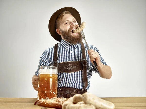 Germany, Bavaria, Upper Bavaria, man with beer dressed in traditional Austrian or Bavarian costume — Stock Photo, Image