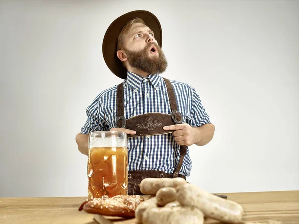 Allemagne, Bavière, Haute Bavière, homme avec de la bière vêtu d'un costume traditionnel autrichien ou bavarois — Photo