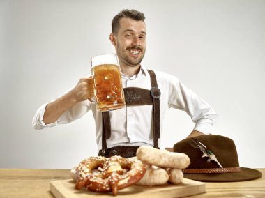 Almanya, Bavyera, Upper Bavaria, adam bira ile geleneksel Avusturya veya Bavyera kostüm giymiş