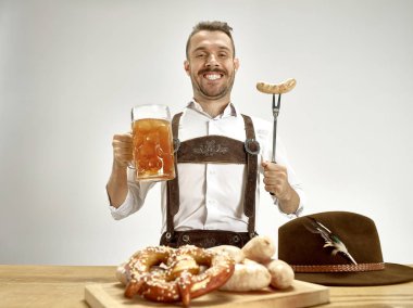 Almanya, Bavyera, Upper Bavaria, adam bira ile geleneksel Avusturya veya Bavyera kostüm giymiş