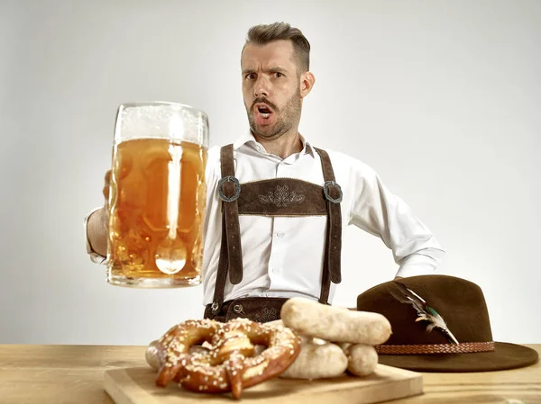 Germany, Bavaria, Upper Bavaria, man with beer dressed in traditional Austrian or Bavarian costume — Stock Photo, Image