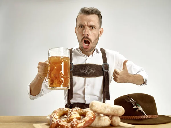 Germania, Baviera, Alta Baviera, uomo con birra vestito in costume tradizionale austriaco o bavarese — Foto Stock