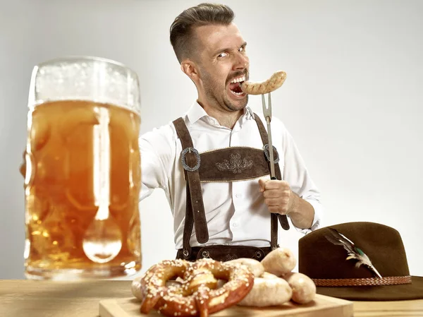 Alemanha, Baviera, Alta Baviera, homem com cerveja vestida com trajes tradicionais austríacos ou bávaros — Fotografia de Stock