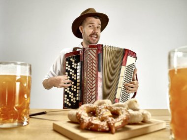 Akordeon oynayan geleneksel Bavyera giysili adam. Oktoberfest