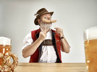 Almanya, Bavyera, Upper Bavaria, adam bira ile geleneksel Avusturya veya Bavyera kostüm giymiş