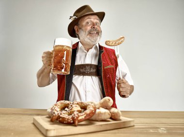 Almanya, Bavyera, Upper Bavaria, adam bira ile geleneksel Avusturya veya Bavyera kostüm giymiş
