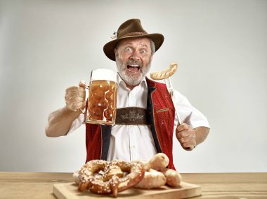 Almanya, Bavyera, Upper Bavaria, adam bira ile geleneksel Avusturya veya Bavyera kostüm giymiş
