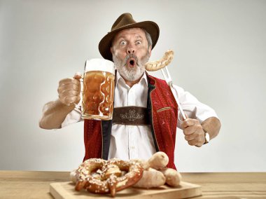 Almanya, Bavyera, Upper Bavaria, adam bira ile geleneksel Avusturya veya Bavyera kostüm giymiş