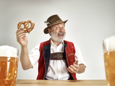 Almanya, Bavyera, Upper Bavaria, adam bira ile geleneksel Avusturya veya Bavyera kostüm giymiş