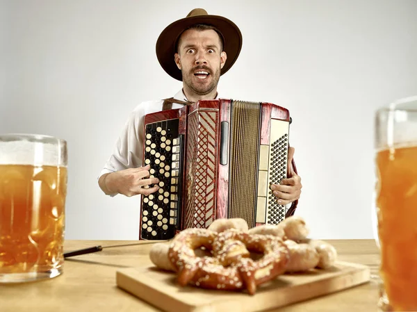 Hombre con ropa bavariana tradicional tocando el acordeón. Oktoberfest —  Fotos de Stock