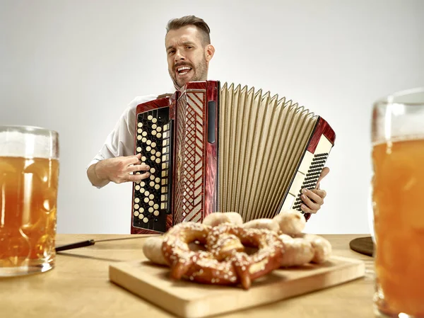 Uomo in abiti tradizionali bavaresi che suona la fisarmonica. Oktoberfest — Foto Stock