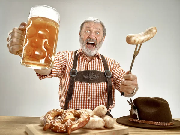 Germany, Bavaria, Upper Bavaria, man with beer dressed in traditional Austrian or Bavarian costume — Stock Photo, Image