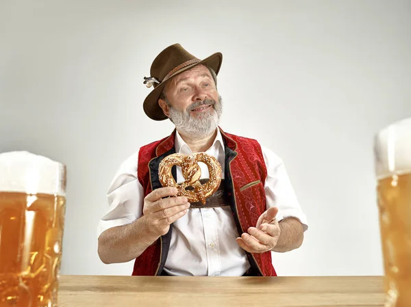 Alemania, Baviera, Alta Baviera, hombre con cerveza vestido con traje tradicional austriaco o bávaro —  Fotos de Stock