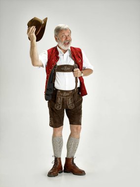 Oktoberfest adam, geleneksel Bavyera kıyafetlerle portresi
