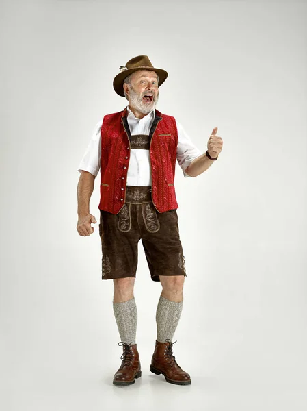 Портрет человека с фестиваля Октоберфест в традиционной баварской одежде — стоковое фото
