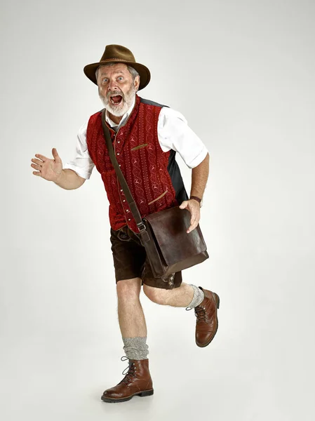 Retrato del hombre del Oktoberfest, vestido con una ropa tradicional bávara — Foto de Stock