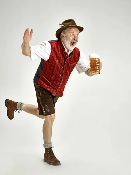 Retrato del hombre del Oktoberfest, vestido con una ropa tradicional bávara — Foto de Stock