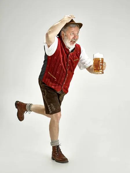 Retrato del hombre del Oktoberfest, vestido con una ropa tradicional bávara — Foto de Stock